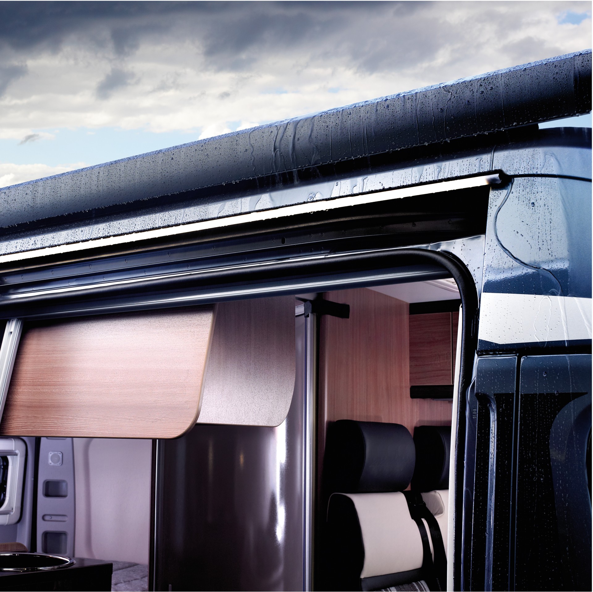 Dometic RainTec RT 100 Vierteaguas iluminado, versión en negro