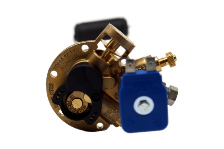 Tomasetto AT02 multivalvola GPL uscita extra 8mm - para depósitos cilíndricos de GLP 90°